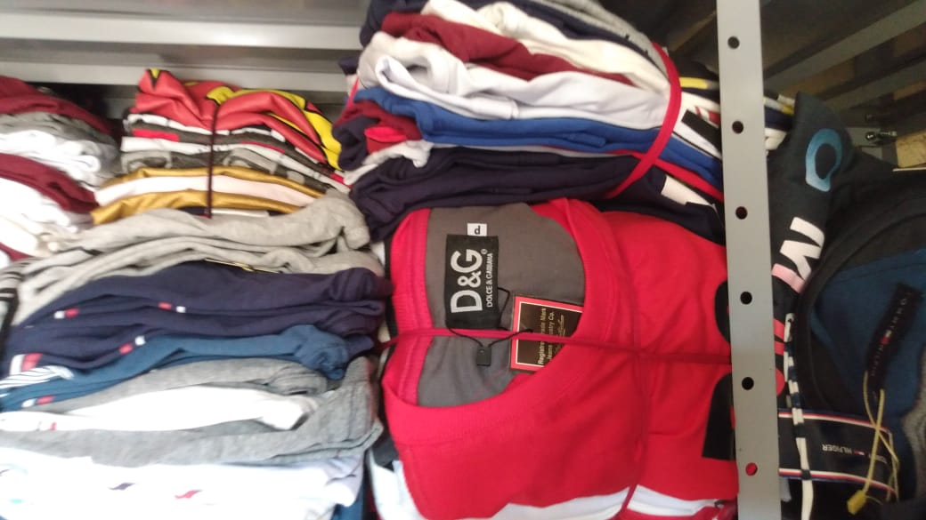 Roupas de marcas famosas falsificadas foram apreendidas na casa do suspeito