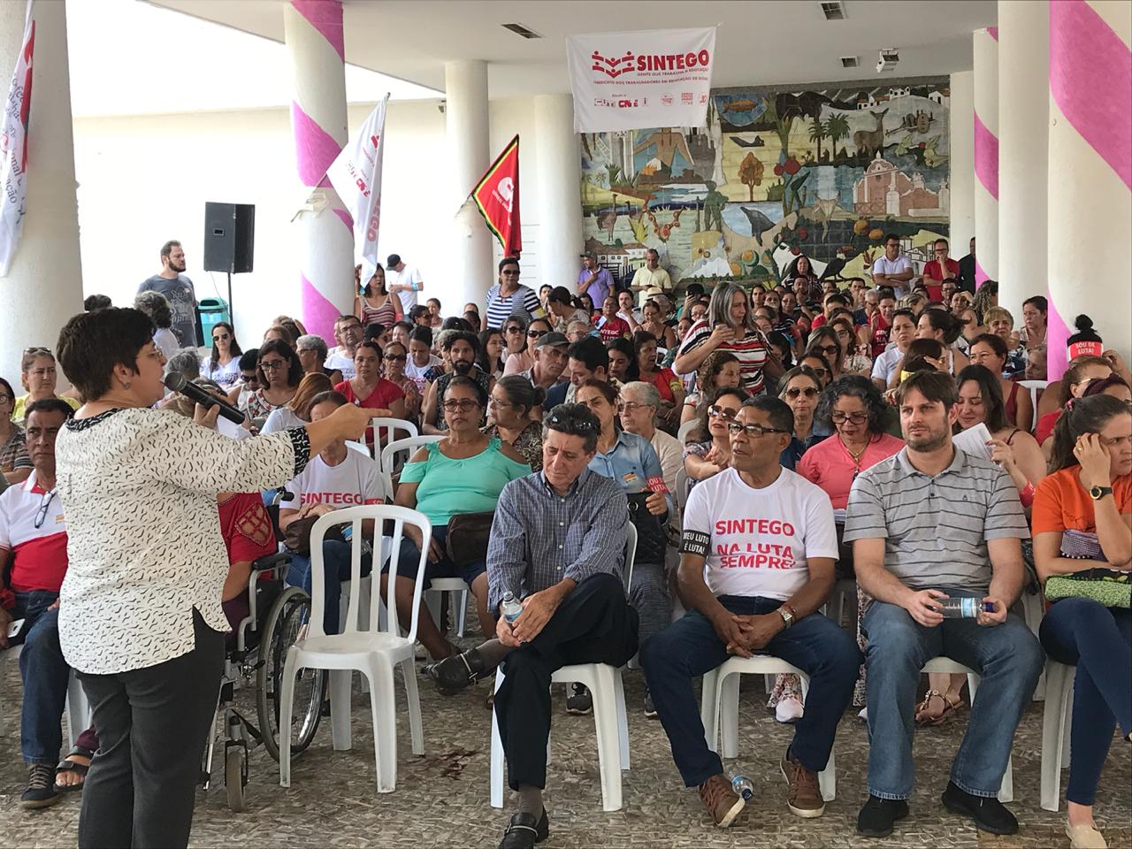 Após assembleia, servidores da Educação adiam votação da greve para o dia 18
