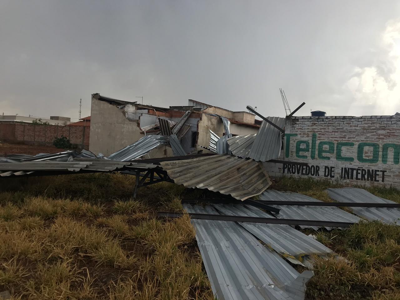 Chuva destelha galpão e causa transtornos em Nazário (Foto: Leitor/Mais Goiás)