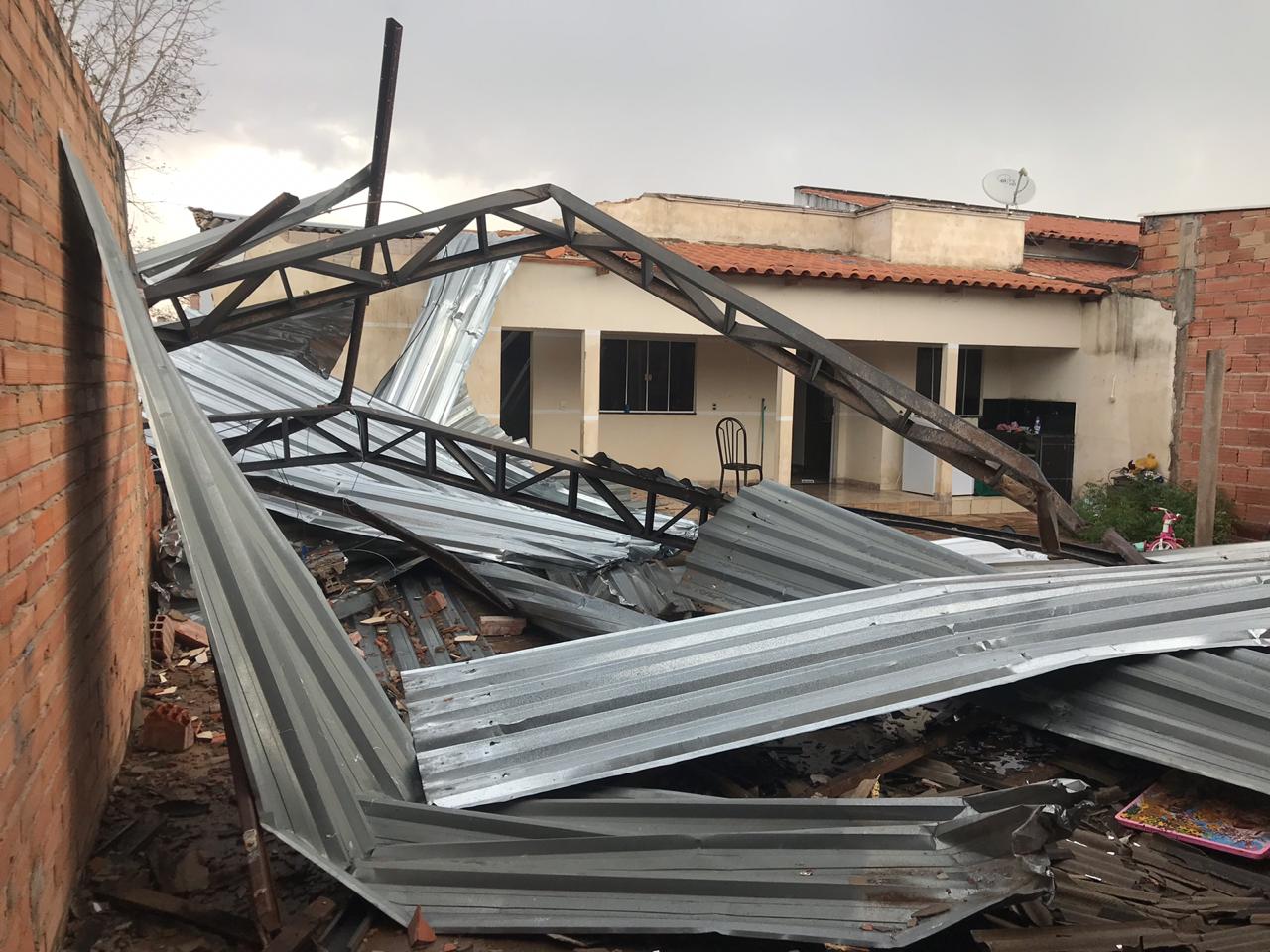 Chuva destelha galpão e causa transtornos em Nazário 