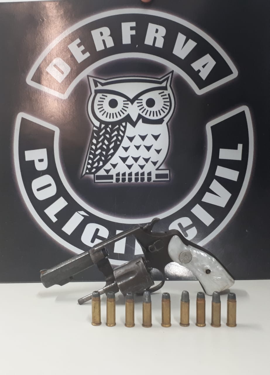 Um revólver calibre 38 foi apreendido durante o cumprimento de mandados nesta manhã