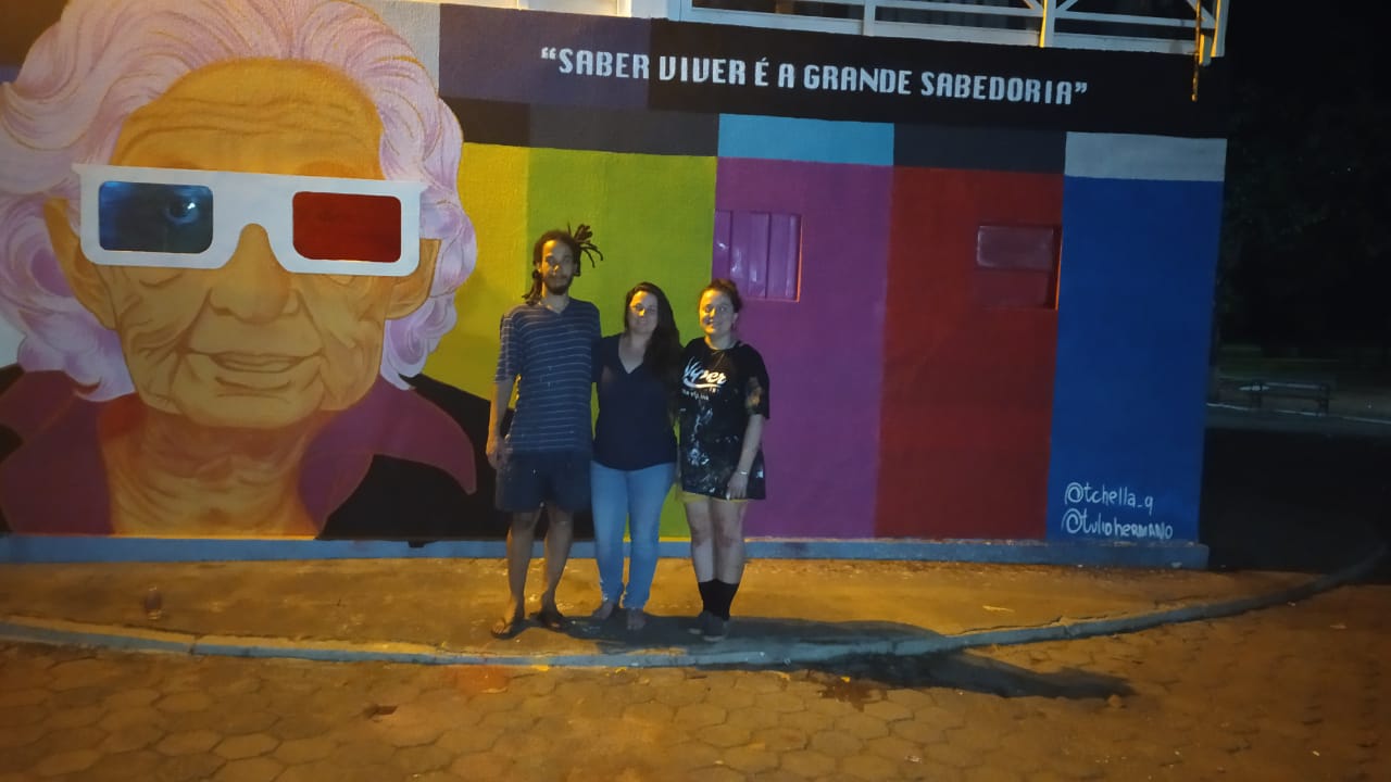 Marcela Queiroga e Túlio Hermano são os voluntários que desenvolveram o painel