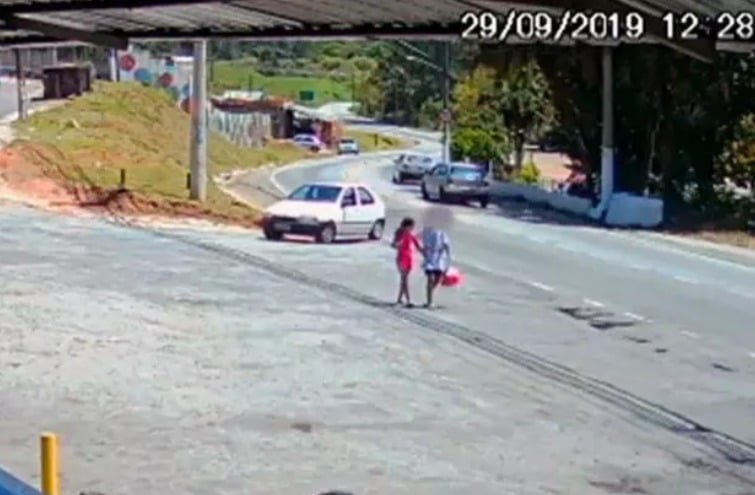 Imagem mostra garoto e vítima andando juntos. Segundo o menino, eles chegaram a brincar juntos antes das agressões