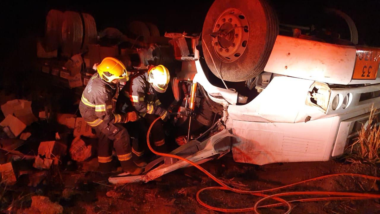 Dois homens ficam feridos após acidente carro e caminhão, em São Luiz do Norte (Foto: Divulgação/Corpo de Bombeiros)