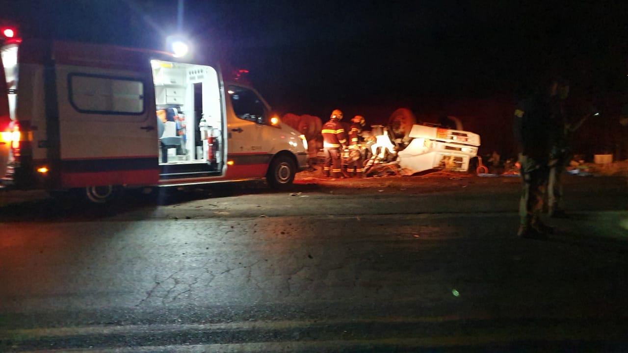 Dois homens ficam feridos após acidente carro e caminhão, em São Luiz do Norte (Foto: Divulgação/Corpo de Bombeiros)