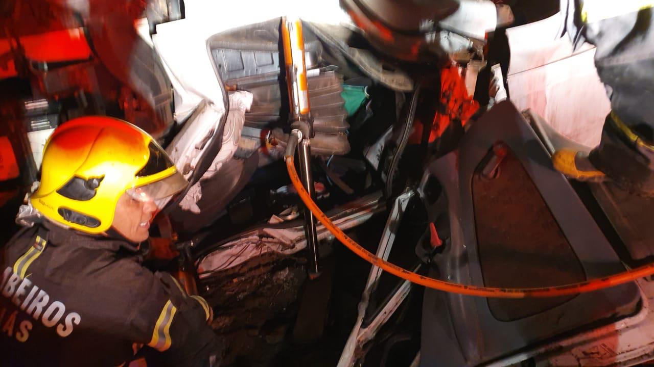 Dois homens ficam feridos após acidente carro e caminhão, em São Luiz do Norte (Foto: Divulgação/Corpo de Bombeiros)