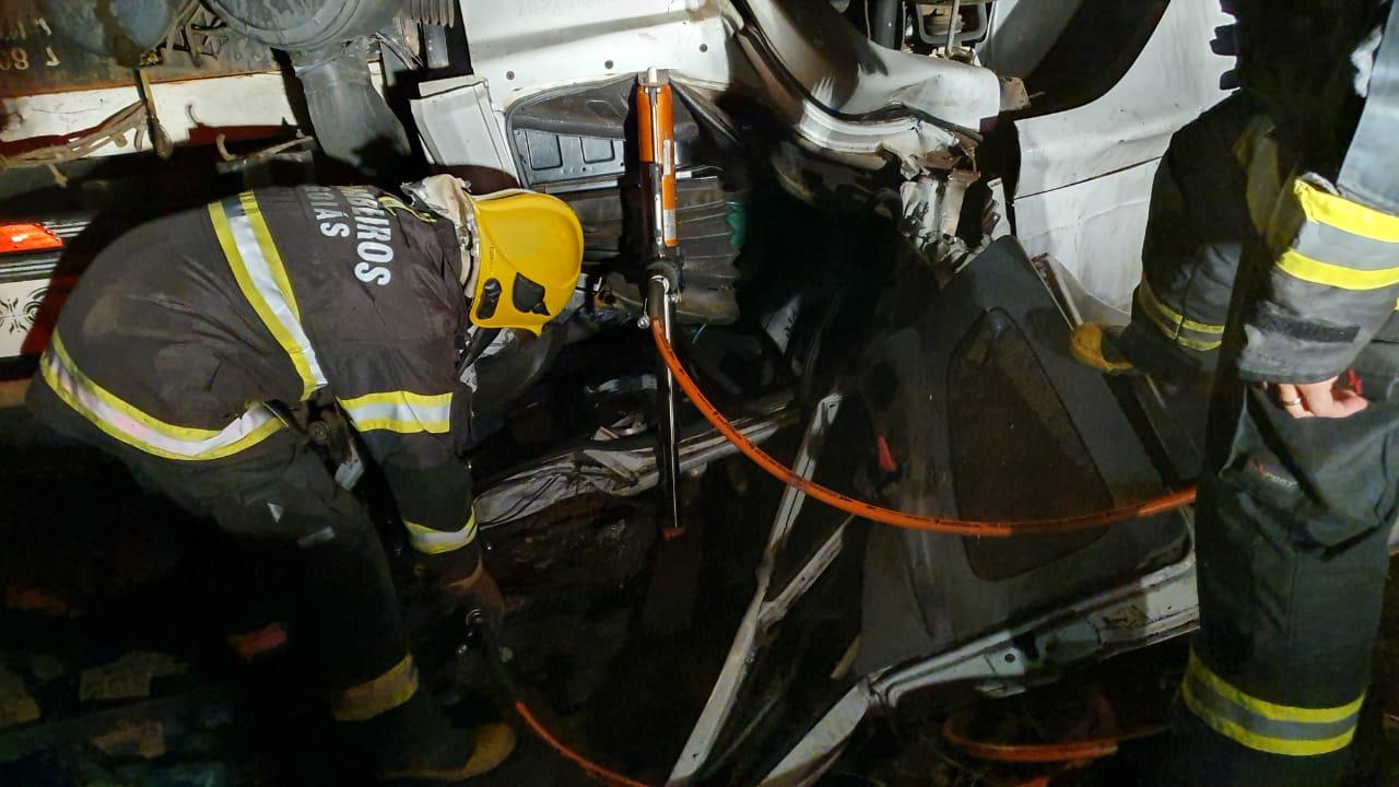 Dois homens ficam feridos após acidente carro e caminhão, em São Luiz do Norte