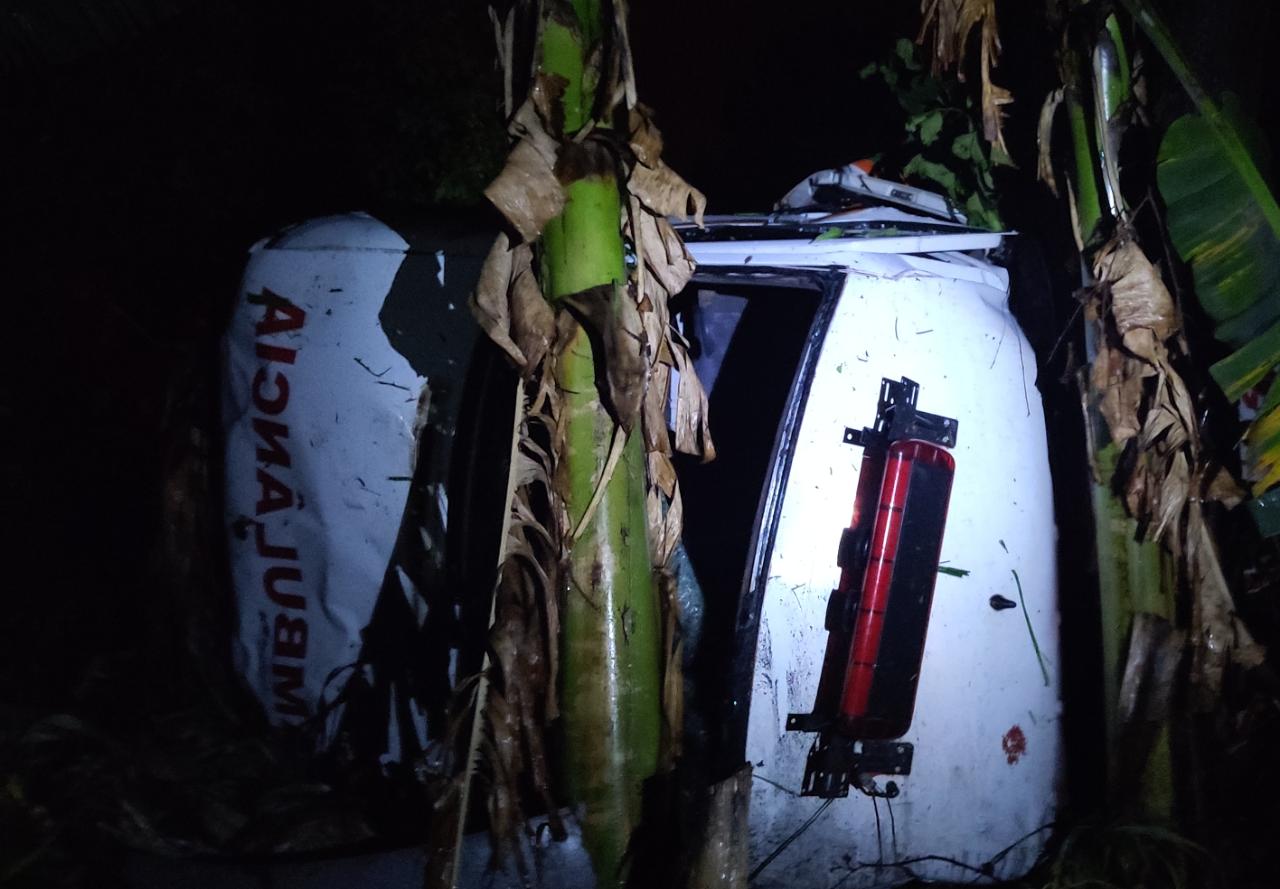 Uma mulher identificada como Rosilene Pereira Borges morreu após a ambulância em que estava bater contra árvores, na GO-080, sentido Goianésia Artulândia. (Foto: Divulgação/Corpo de Bombeiros)