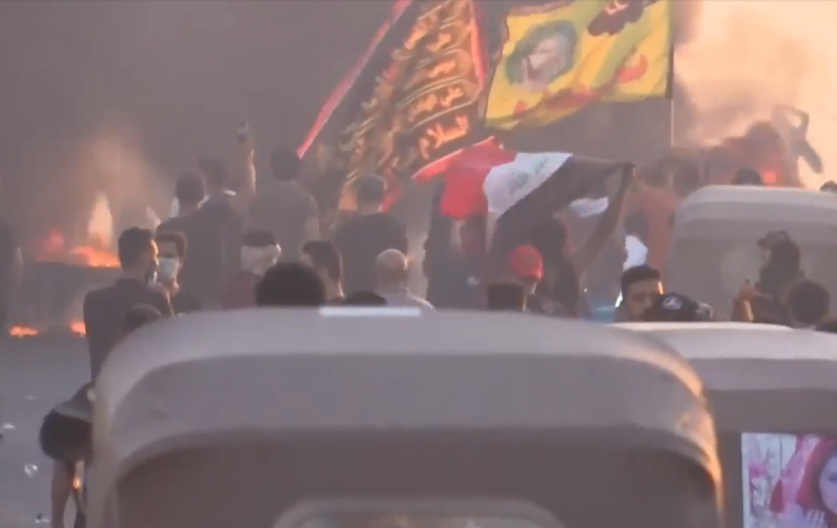 Protestos geraram a morte de oito agentes das forças de segurança do Iraque; são mais de 100 mortos no total, segundo governo (Foto: reprodução/Time)