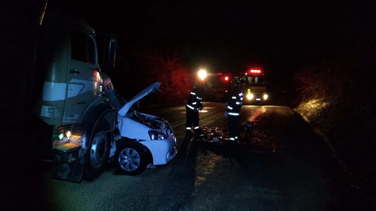 Acidente ocorreu por volta das 20h após o motorista do carro de passeio invadir a pista contrária (Foto: Divulgação / Bombeiros)