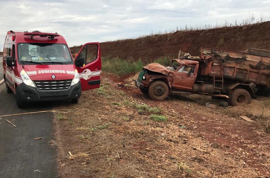 Acidente ocorreu por volta das 8h desta quarta-feira (9); caminhão seguia sentido Itaberaí-Itaguari (Foto: Divulgação / Bombeiros)