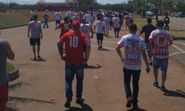 Torcedores invadem CT do Vila Nova contra má fase do time; uma pessoa foi presa