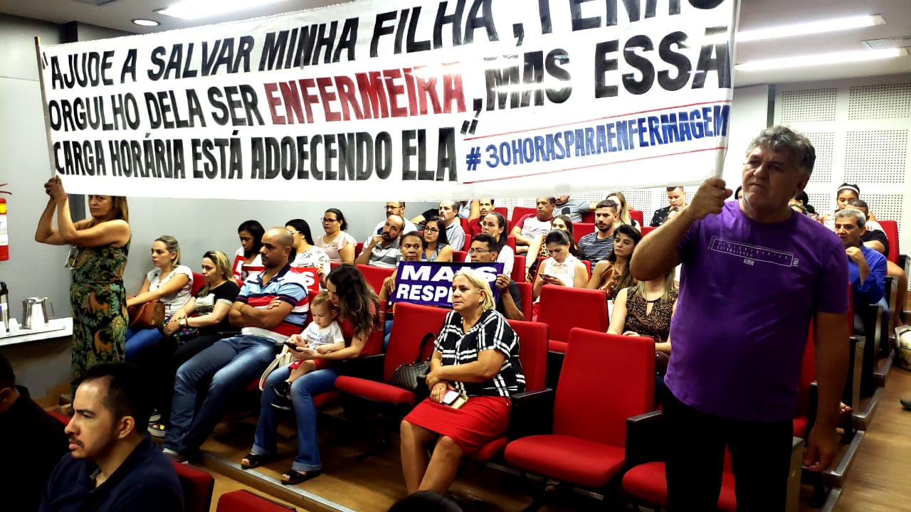 Enfermeiros vão à Câmara de Goiânia para manter carga horária e empregos no Hugol