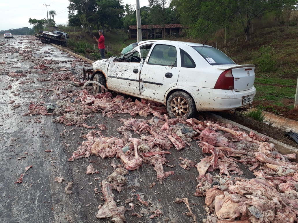 Carro e guincho derraparam na pista, perderam o controle da direção e acabaram colidindo na GO 070 (Foto: Divulgação / Bombeiros)