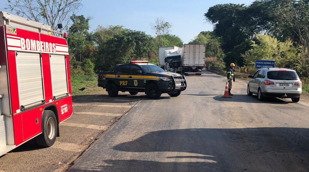 Acidente entre caminhões deixou a pista interditada por duas horas, mas já foi liberada Foto: Divulgação / Bombeiros)