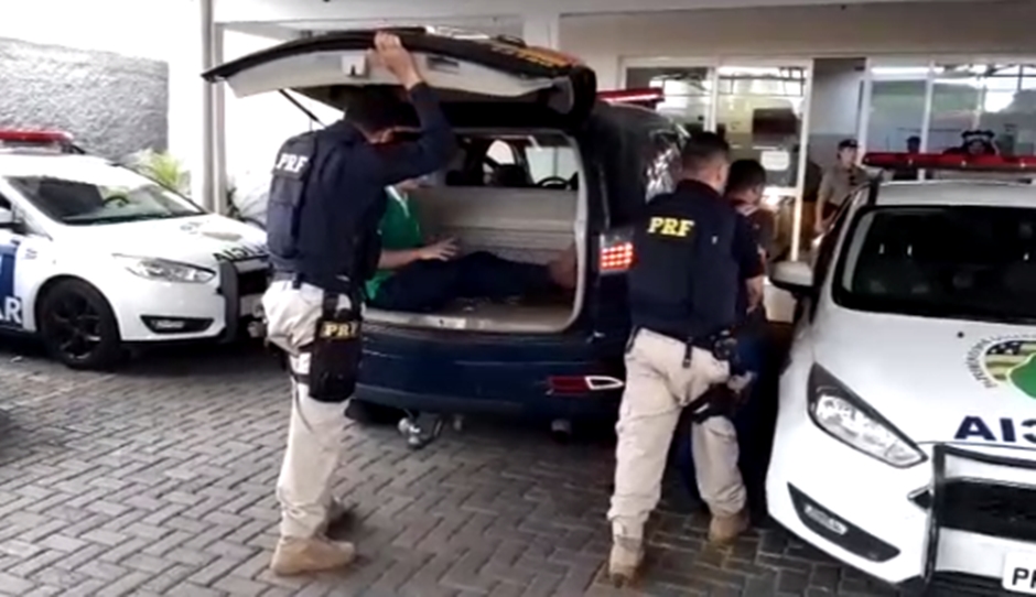 Motorista é detido por fugir de barreira da PRF e jogar arma de fogo na rodovia