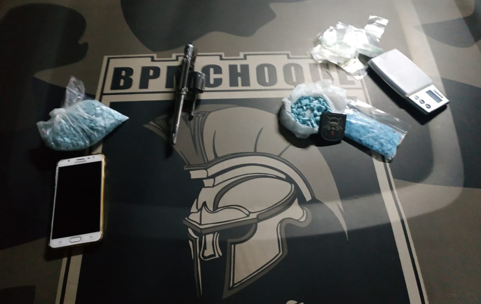 Cerca de 700 comprimidos de ecstasy apreendidos com dois homens