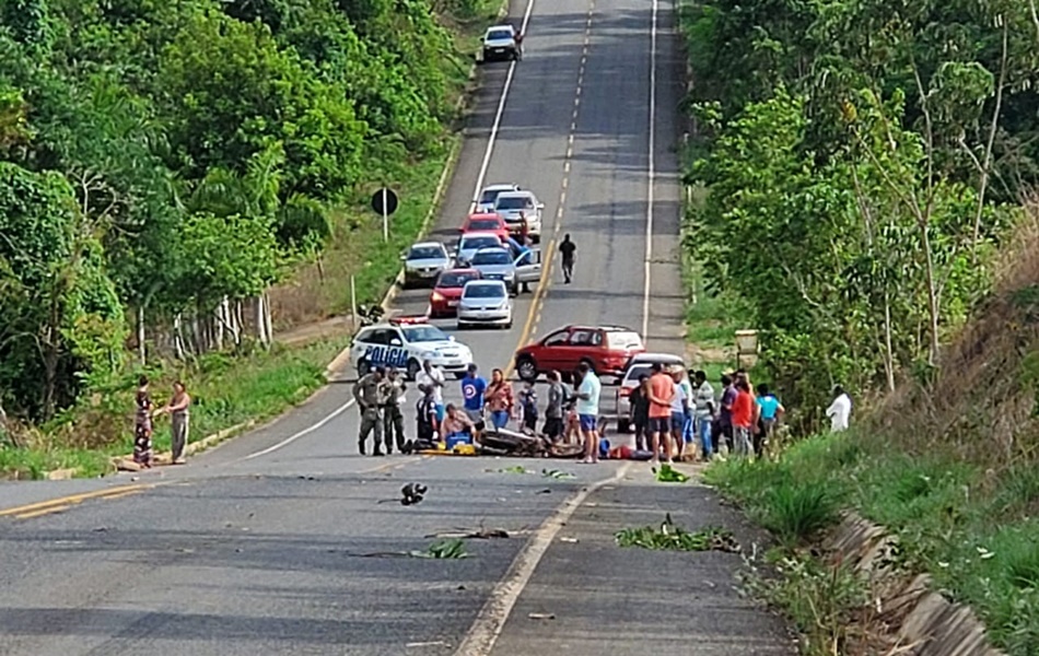 Acidente entre carro e moto deixa um idoso incosnciente