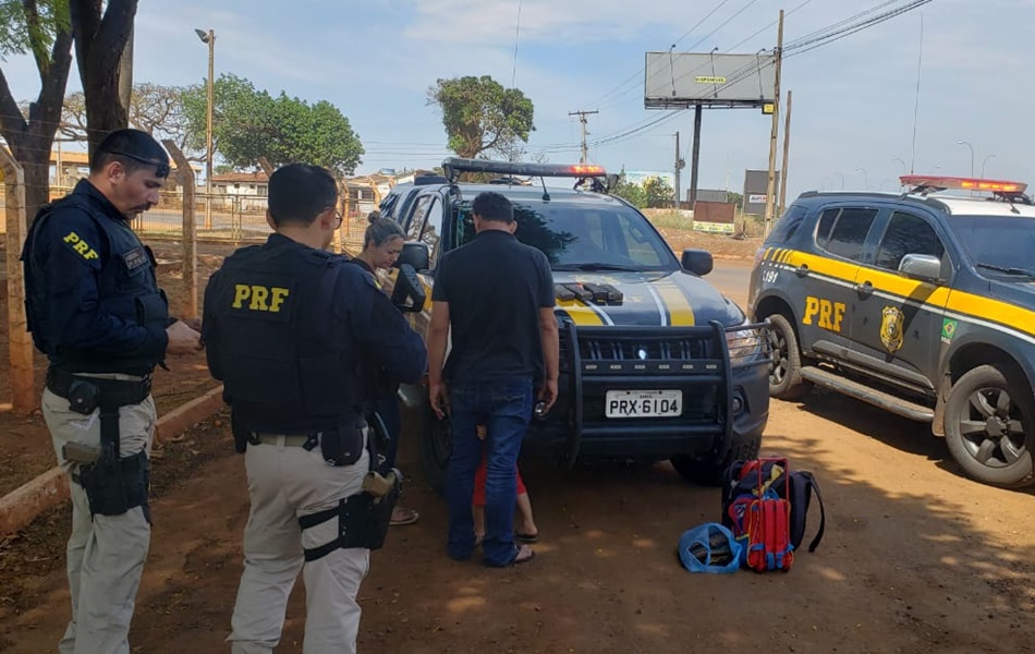 Pai e mãe transportavam dois quilos de cocaína na mochila do filho