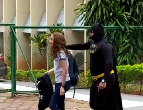 PM provocou risos ao buscar filha com traje de super herói, em Goiânia (Foto: divulgação/Leitor Mais Goiás)