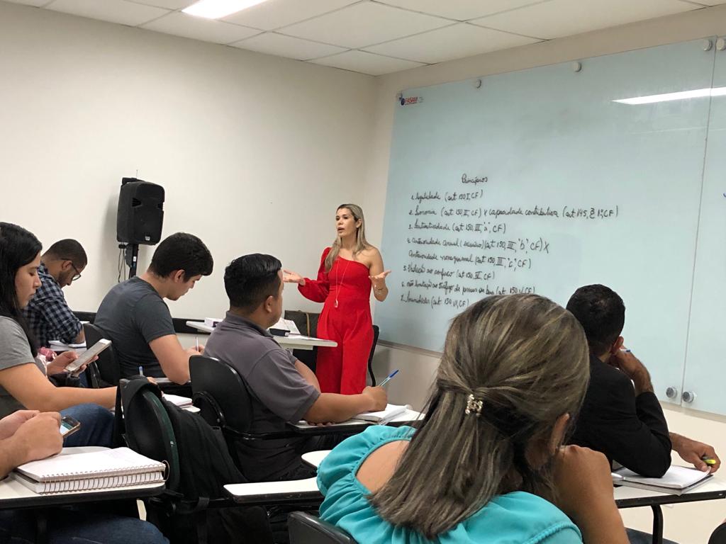 Luzimar Morais é professora de Ciências Contábeis há cerca de um ano (Foto: Arquivo pessoal)