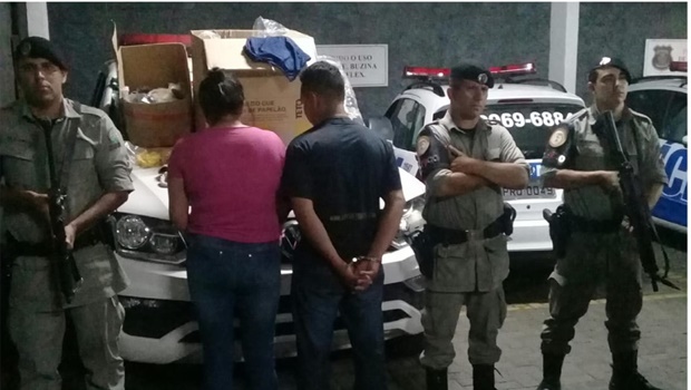 Homem e esposa presos por vender biquínis furtados na internet