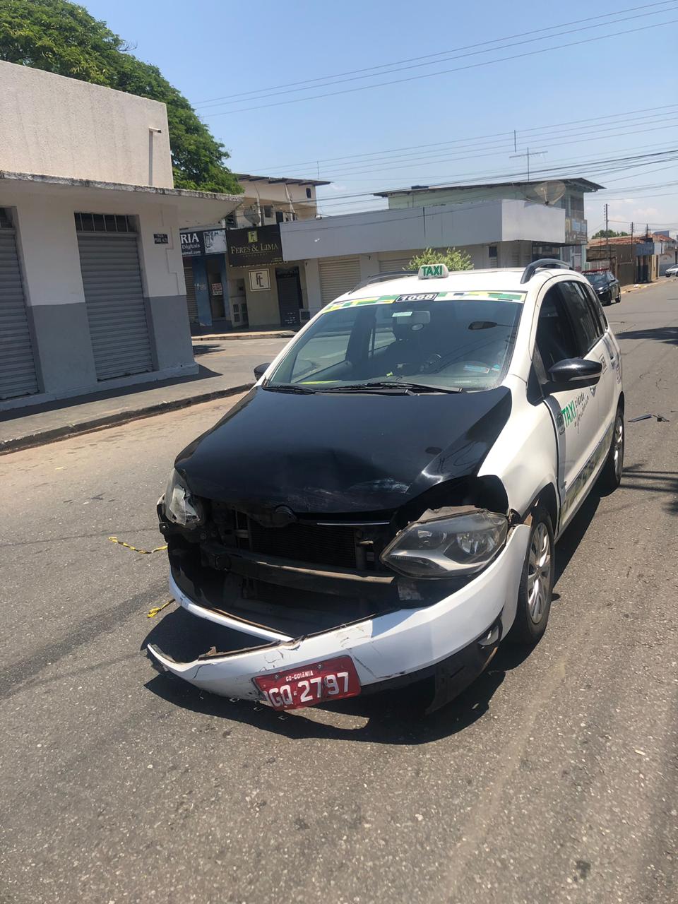 Sem CNH, motociclista colide com táxi no setor Campinas, em Goiânia