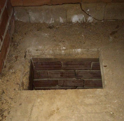 Porão encontrado no galinheiro