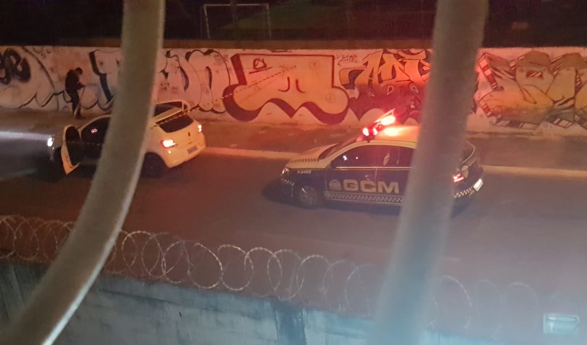 Corpo é encontrado dentro de um Gol branco no Parque Acalanto