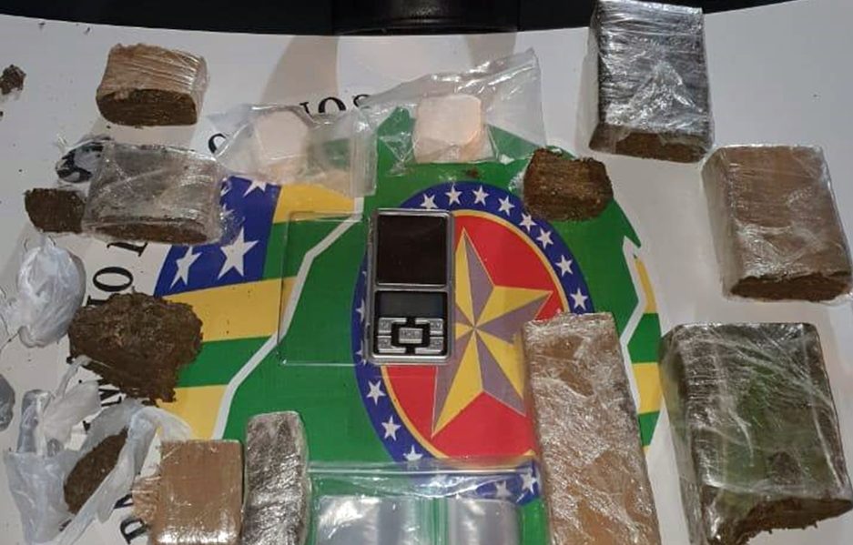 Drogas eram levadas no escondidas debaixo do banco do passageiro; casal já tinha várias passagens pela polícia (Foto: Divulgação / PM)