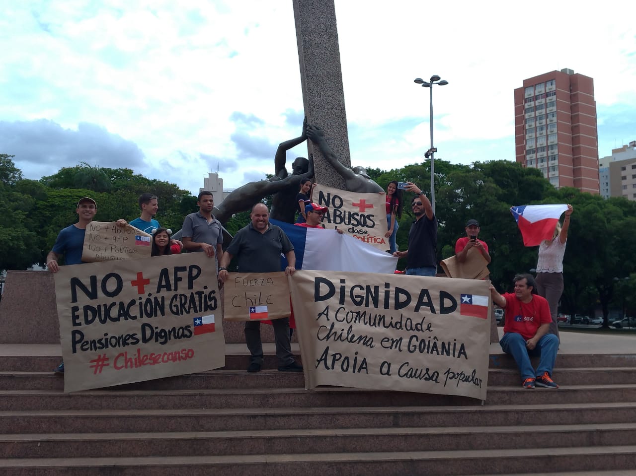 Chilenos em Goiás se manifestam em apoio aos protestos no país
