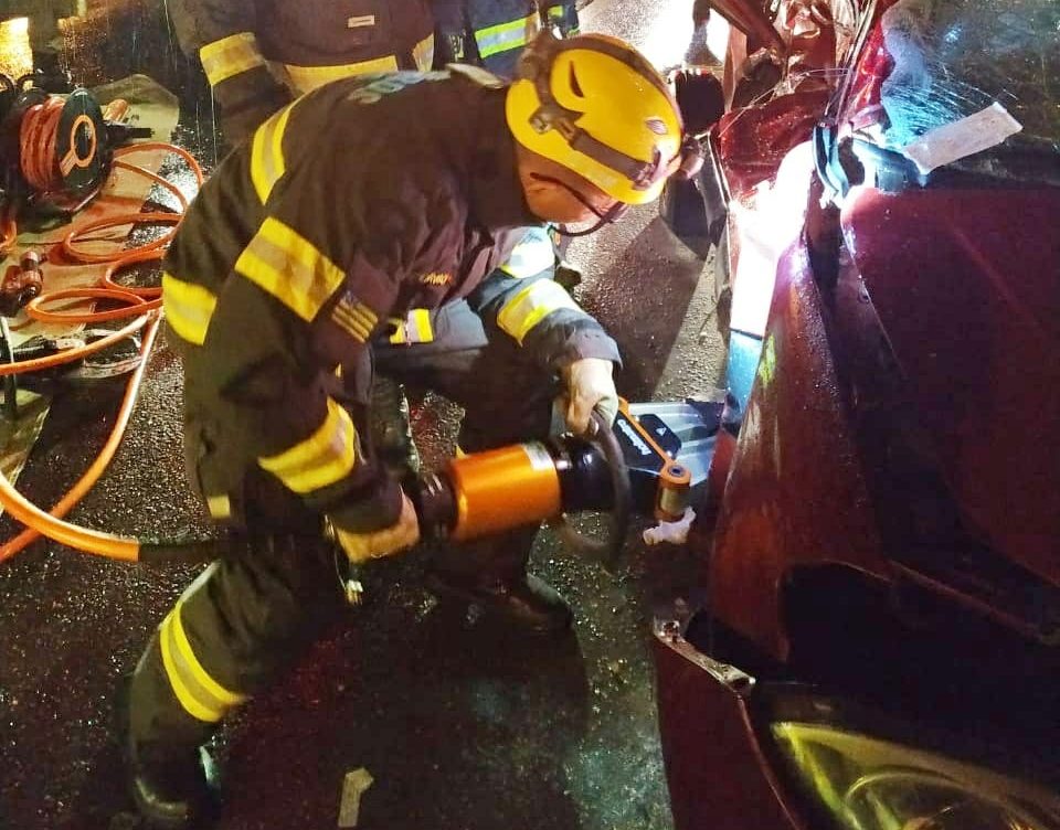 Ônibus de estudantes se choca com carro de passeio na GO-060