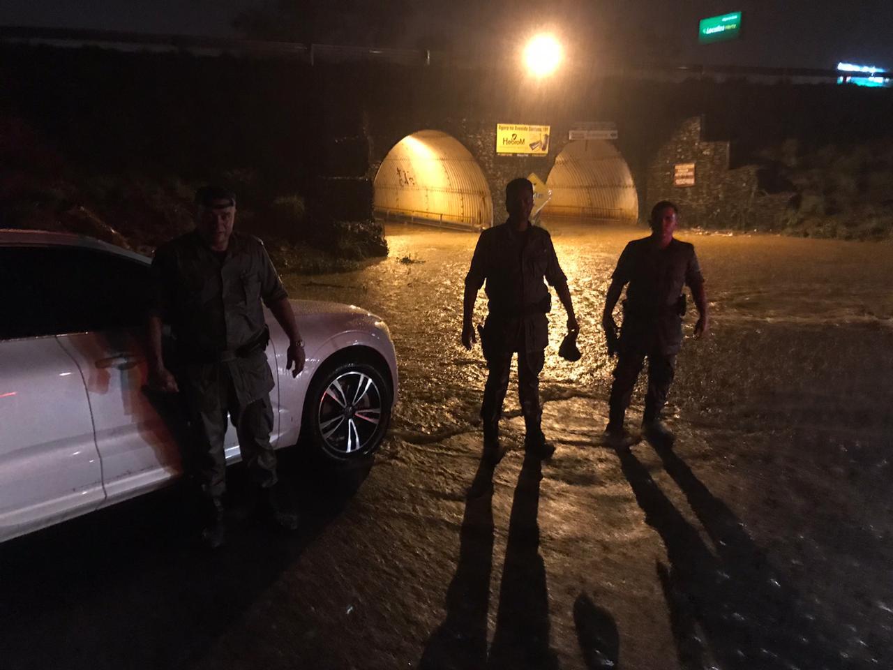 Depois do resgate e reboque, policiais expõe farda ensopada. Um deles levou choque elétrico, mas passa bem (Foto: divulgação/PM)