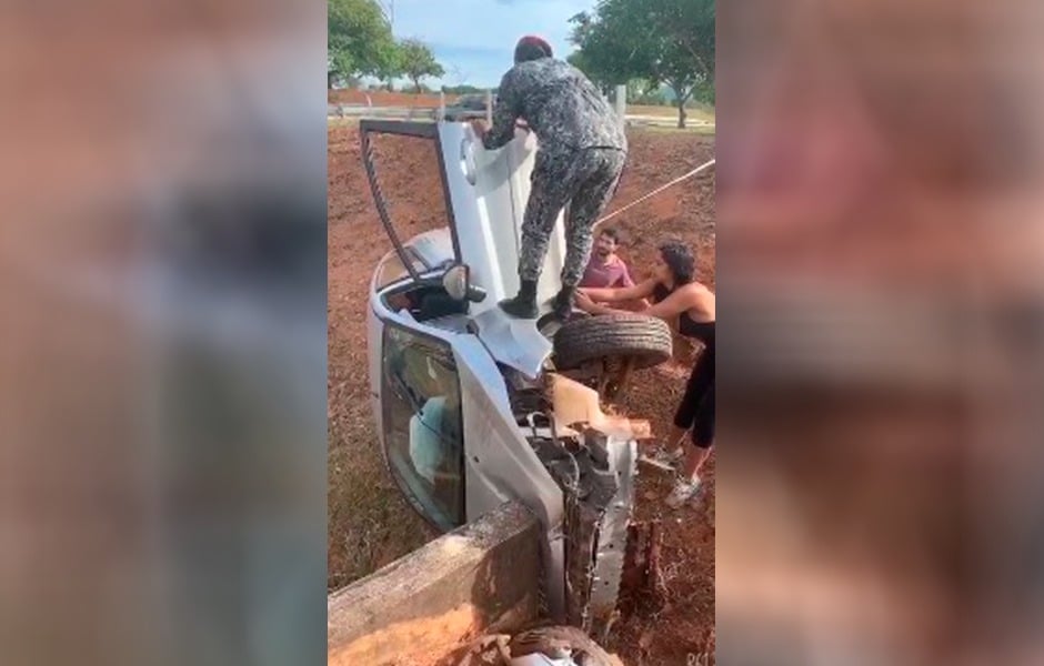 Policial resgasta mulher após acidente na Avenida das Nações, em Brasília