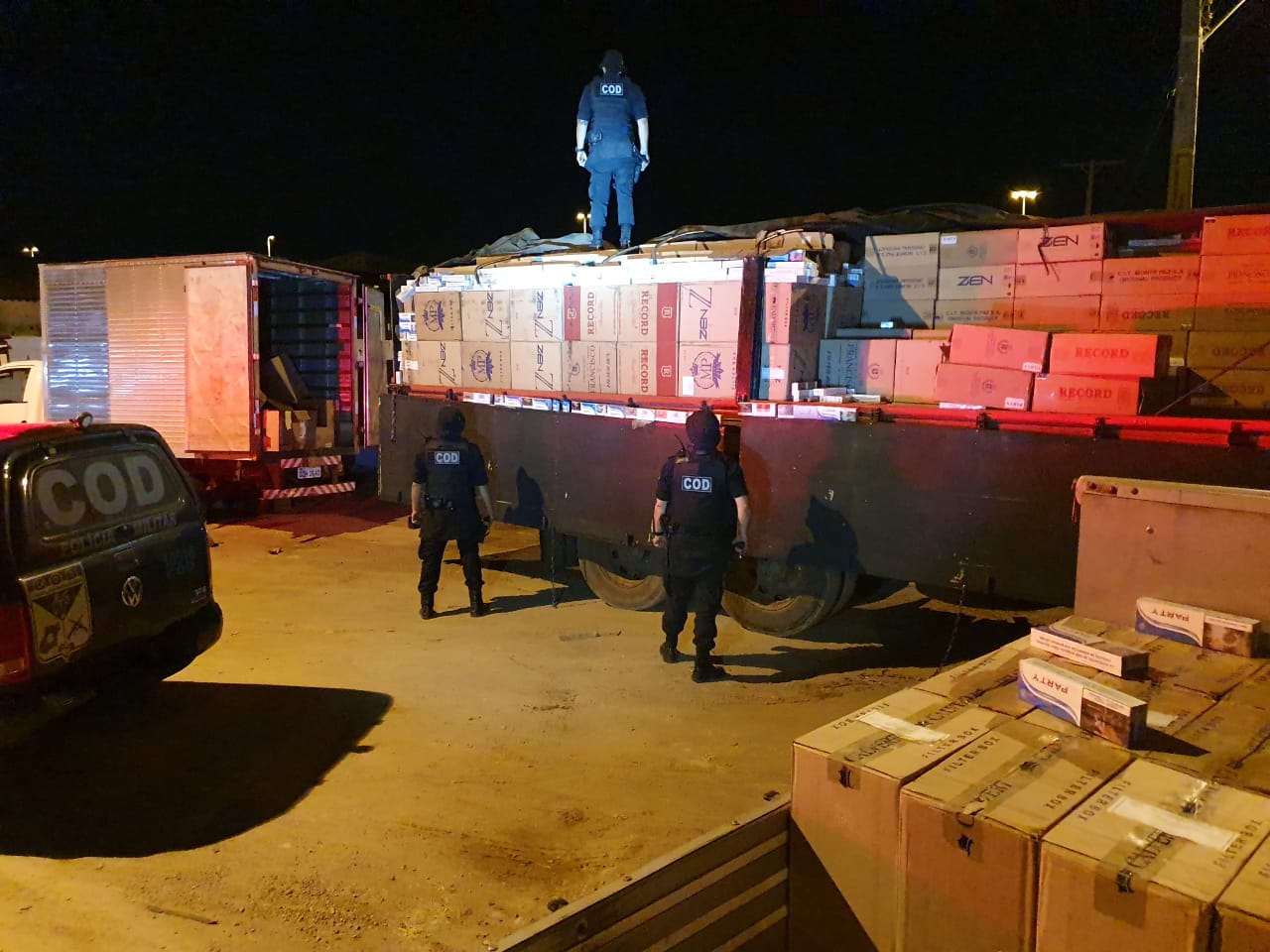 Uma carga de cigarros contrabandeados do Paraguai avaliada em cerca de R$ 2 milhões foi apreendida neste domingo (27), em Goiânia. (Foto: Divulgação/PM)