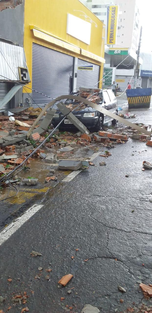 Chuva forte e granizo causam estragos em Caldas Novas neste domingo (27)
