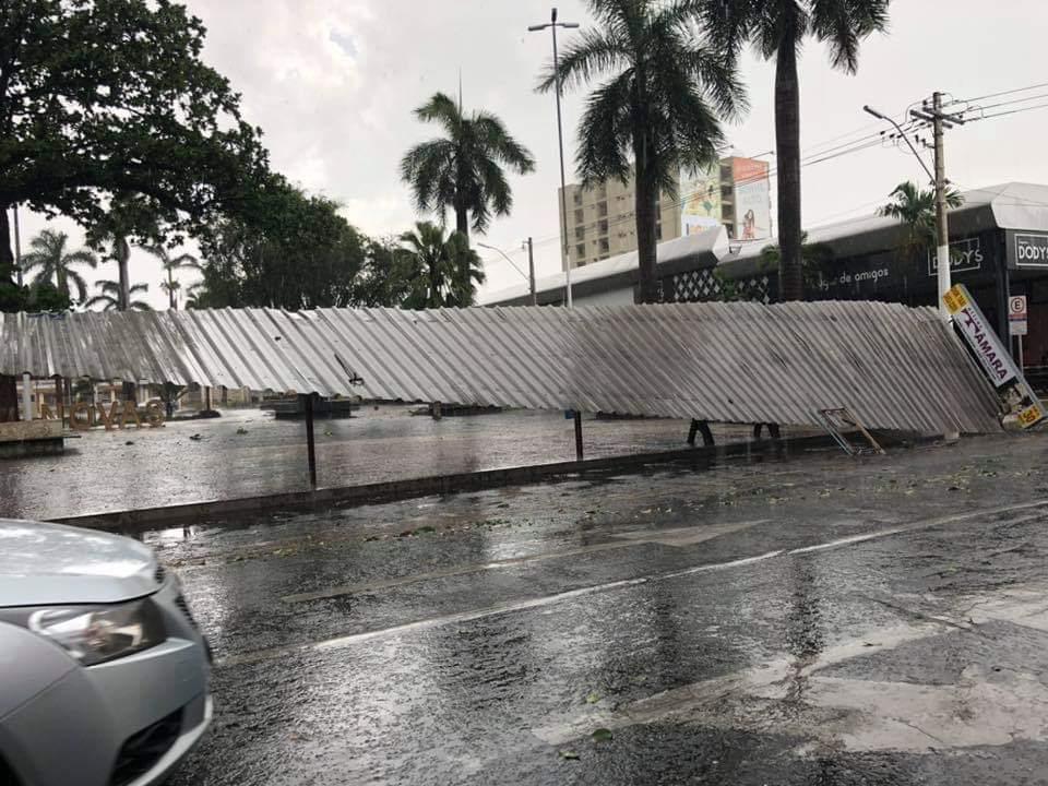 Chuva forte e granizo causam estragos em Caldas Novas neste domingo (27)
