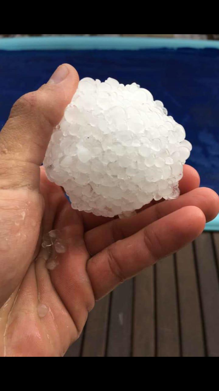 Chuva forte e granizo causam estragos em Caldas Novas neste domingo (27)