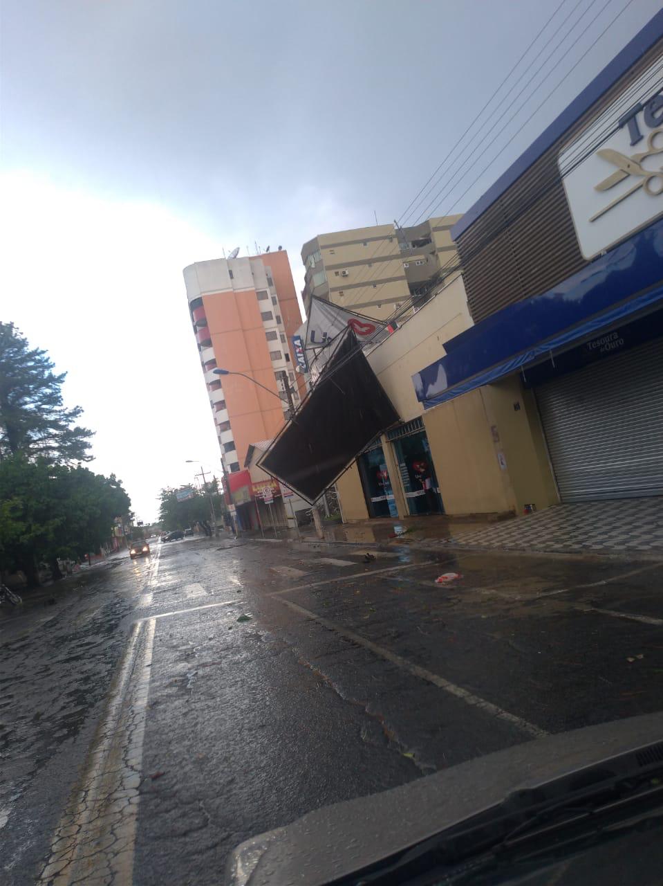 Chuva forte e granizo causam estragos em Caldas Novas neste domingo (27)