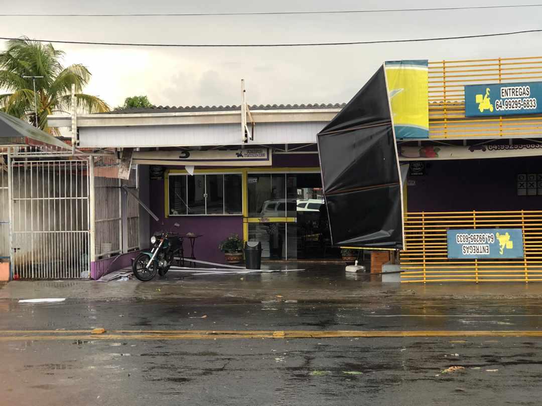 Chuva forte e granizo causam estragos em Caldas Novas neste domingo (27)