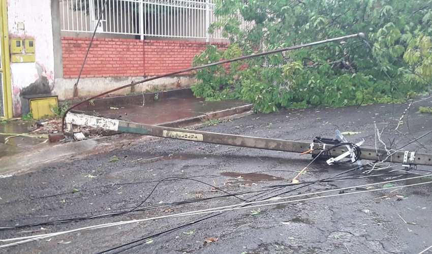 Postes de iluminação caíram durante o temporal