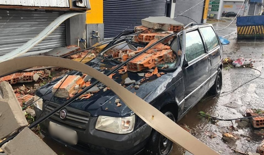 Carro atingido por fiação elétrica