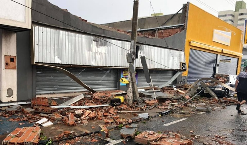 Telhado de comércio caiu