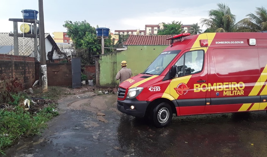 Bombeiros evacuaram moradores sob risco de desabamento