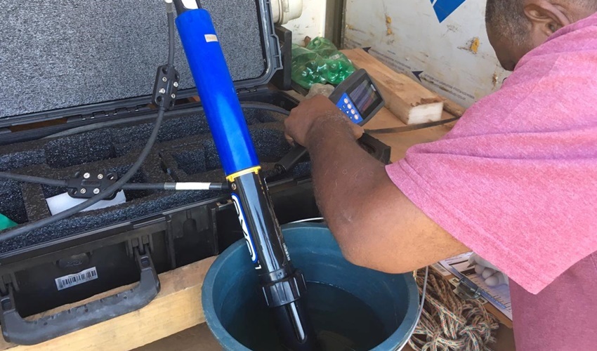 Técnicos da Semad recolhem amostras da água do Rio Meia Ponte