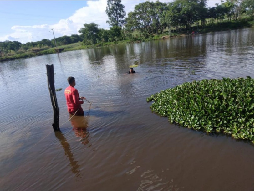 Mergulhadores encontraram o corpo do morador de rua após cerca de 30 minutos de buscas no lago, situado em Catalão (Foto: Divulgação / Bombeiros)