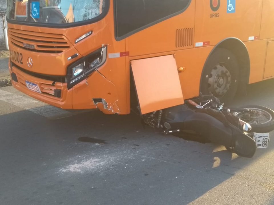 A vítima ainda estava viva quando a ambulância chegou ao local, mas não resistiu aos ferimentos durante o atendimento médico