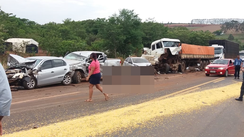 Engavetamento de carros deixa ao menos uma pessoa morta, em rodovia de Montividiu