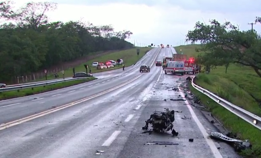 Veículo conduzido por Abner Brito Santos Donato invadiu a pista contrária e bateu de frente com um caminhão. O impacto foi tanto que o motor e as rodas do carro foram arremessados a 100 metros do local