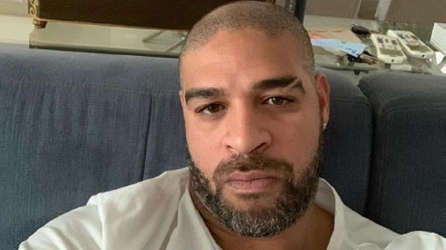 Adriano Imperador usa Instagram para pedir a Anitta ingressos para Show das Poderosinhas